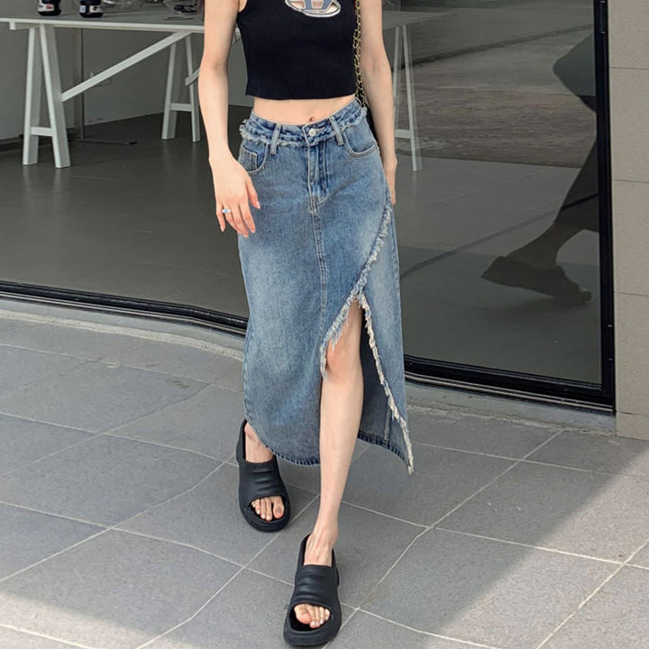 Kvinnelig denim midi skjørt med asymmetrisk kant Skjora