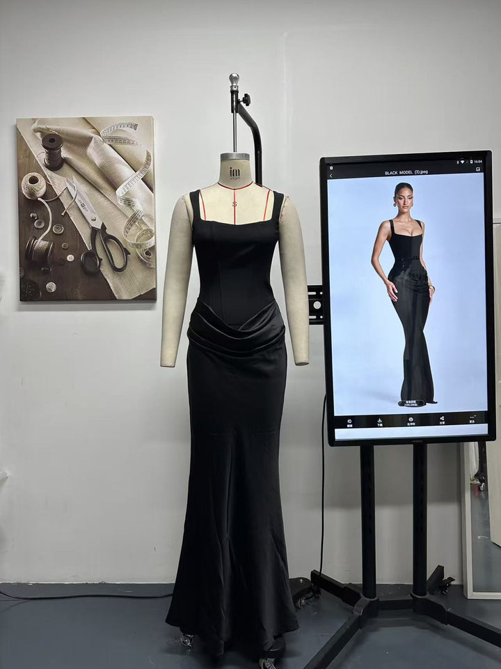 Damer Flytende Maxi-kjole med asymmetrisk snitt og raffinert drapering Skjora