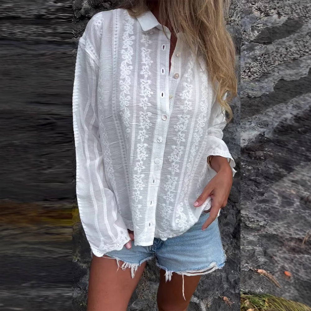 Kvinnebluse med blomsterbroderi og strukturert stoff Skjora