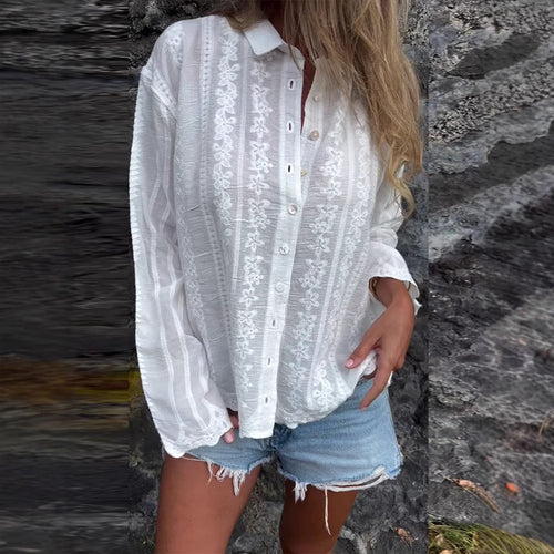 Kvinnebluse med blomsterbroderi og strukturert stoff Skjora