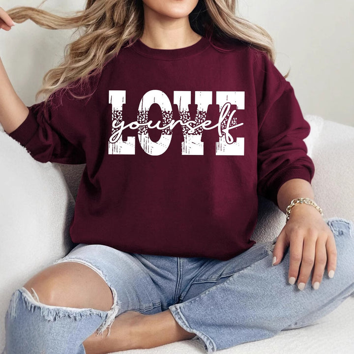 Kvinne genser med kreativ LOVE lettering og avslappet passform Skjora