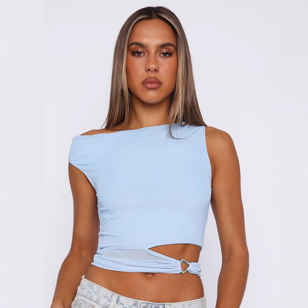 Dame Crop-Top med asymmetrisk snitt og dekorativ ringdetalj Skjora