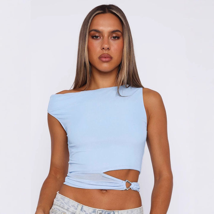 Dame Crop-Top med asymmetrisk snitt og dekorativ ringdetalj Skjora