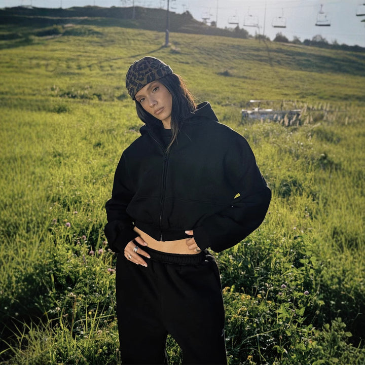 Kvinnes casual cropped sweatjakke og komfortable joggebukser sett Skjora
