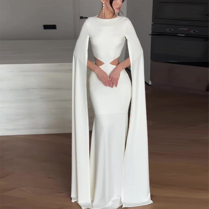 Kvinnens elegante kveldskjole med innovativt cut-out og dramatisk kappe