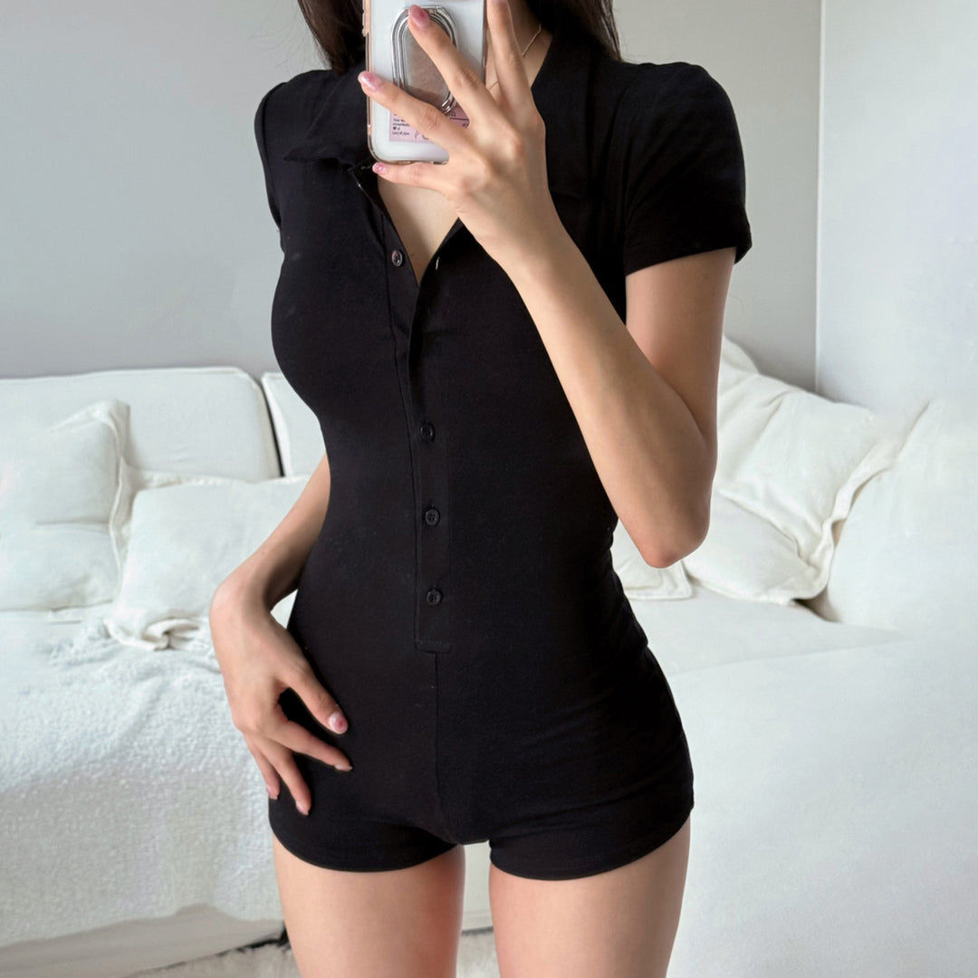 Dame kortermet jumpsuit med knappestolpe ogElegant polo krage Skjora