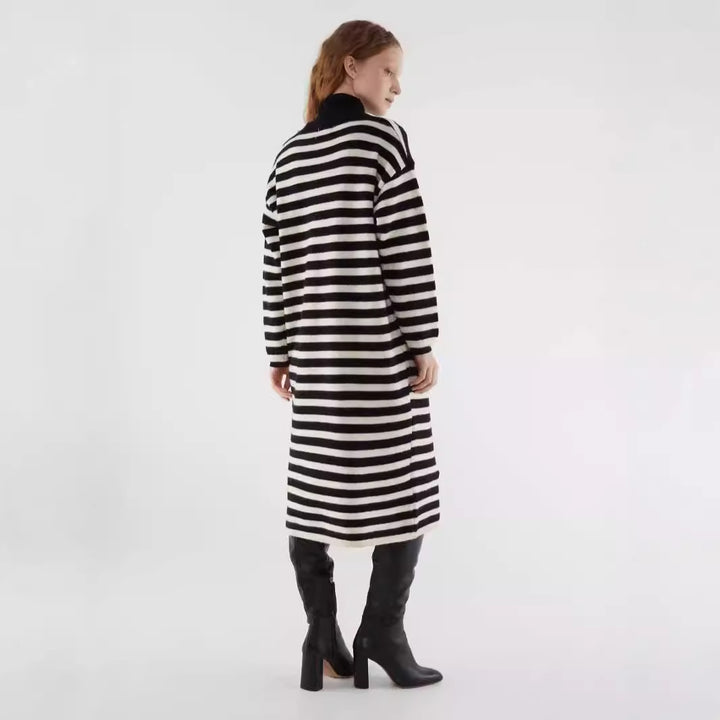 Dame strikket kjole med moderne blokkstripe mønster og avslappet passform Skjora