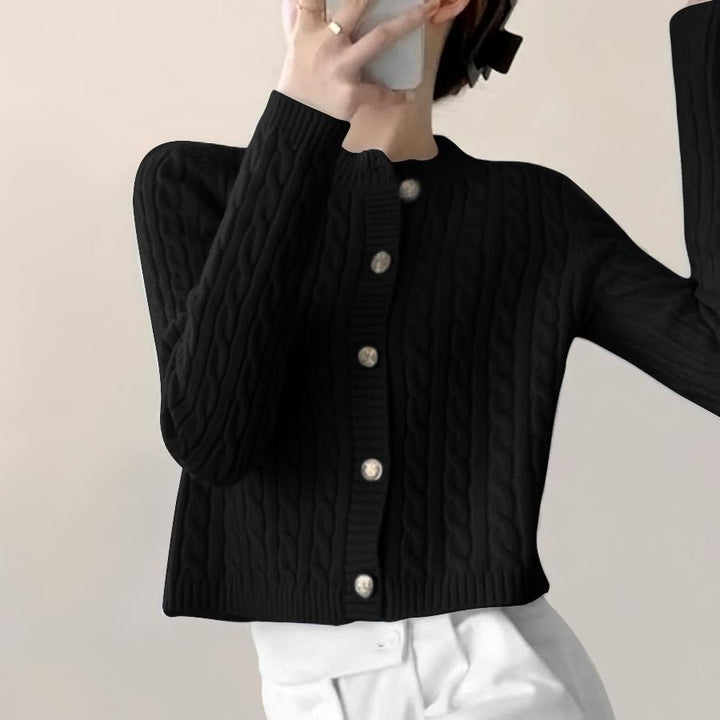 Kvinnens chunky strikk cardigan med knappeåpning og vakkert kabelmønster Skjora
