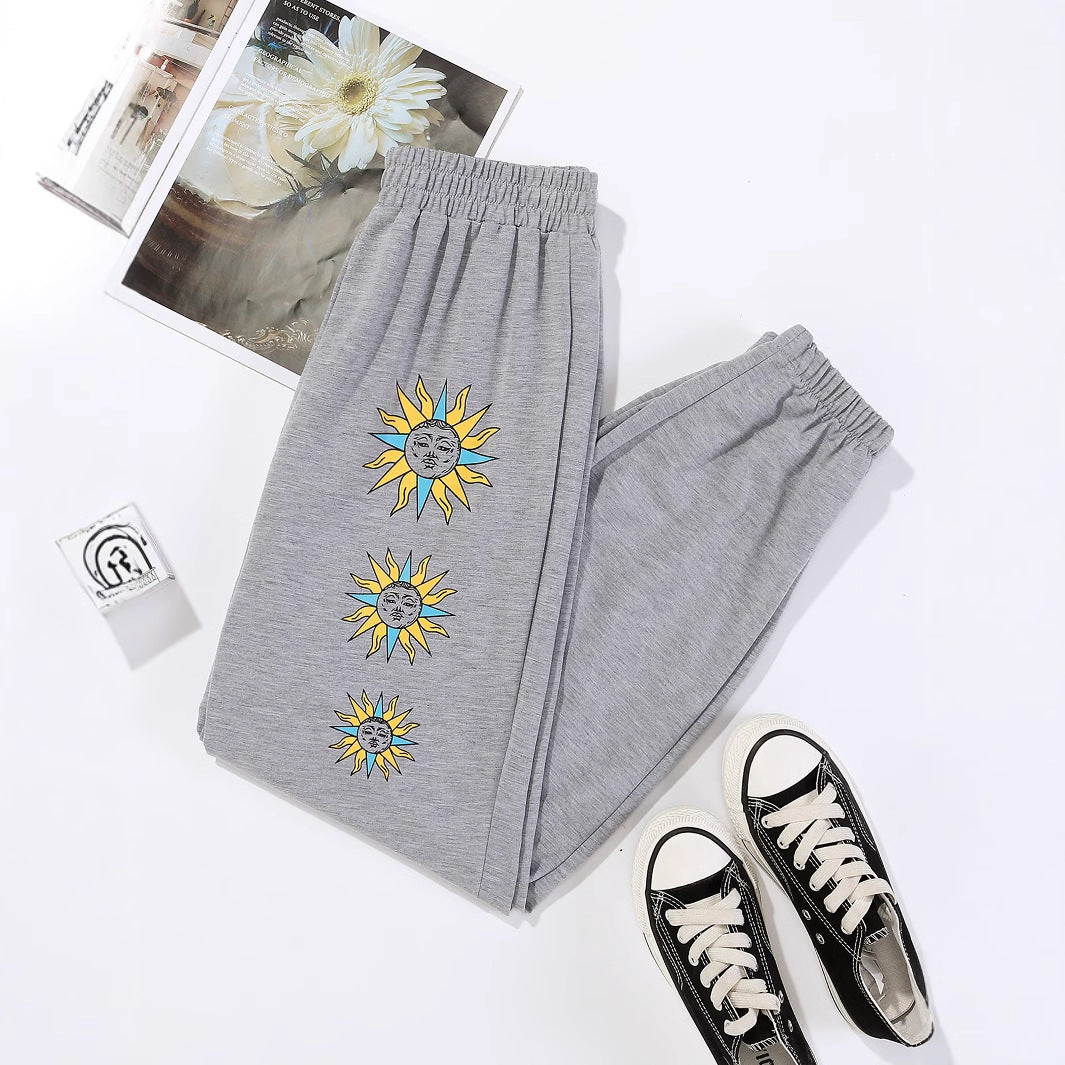 Kvinnenes komfortable joggebukser med trendy solmotiv Skjora