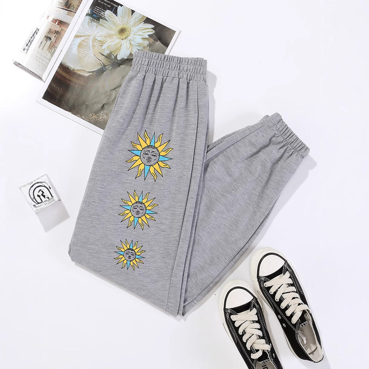 Kvinnenes komfortable joggebukser med trendy solmotiv Skjora