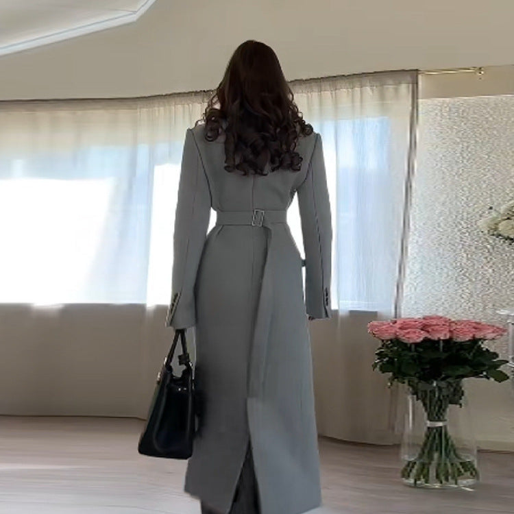 Kvinnes elegant trenchcoat med dobbel knapplukking og skreddersydd passform Skjora