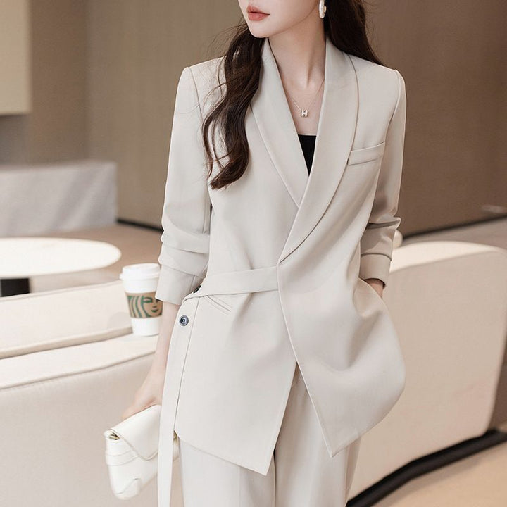 Kvinnens moderne blazer med asymmetrisk snitt og midjebelte Skjora