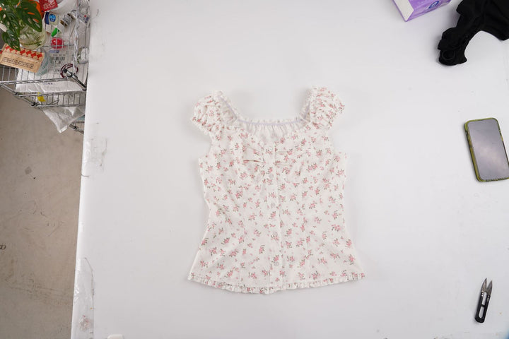 Damebluse med blomsterdesign og volangdetaljer Skjora