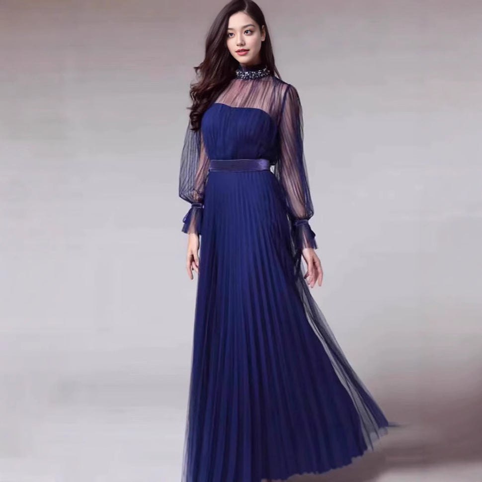 Kvinnens elegante maxikjole med glitrende chiffon og lekne volangdetaljer Skjora
