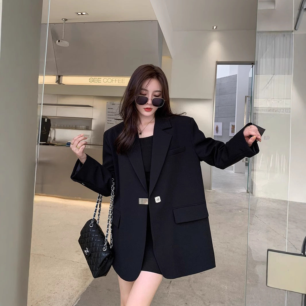 Kvinnes moderne oversized blazer med elegant snitt og dekorativ smykkeelement Skjora