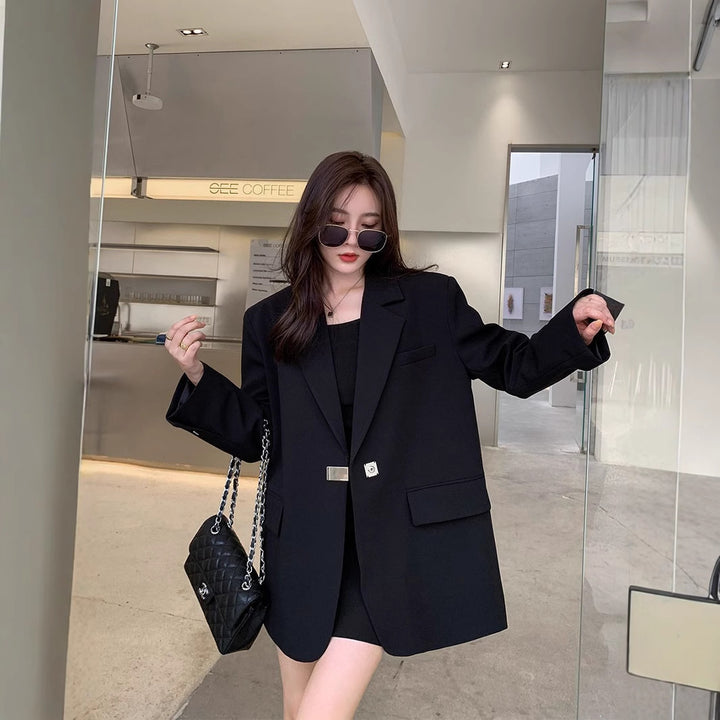 Kvinnes moderne oversized blazer med elegant snitt og dekorativ smykkeelement Skjora
