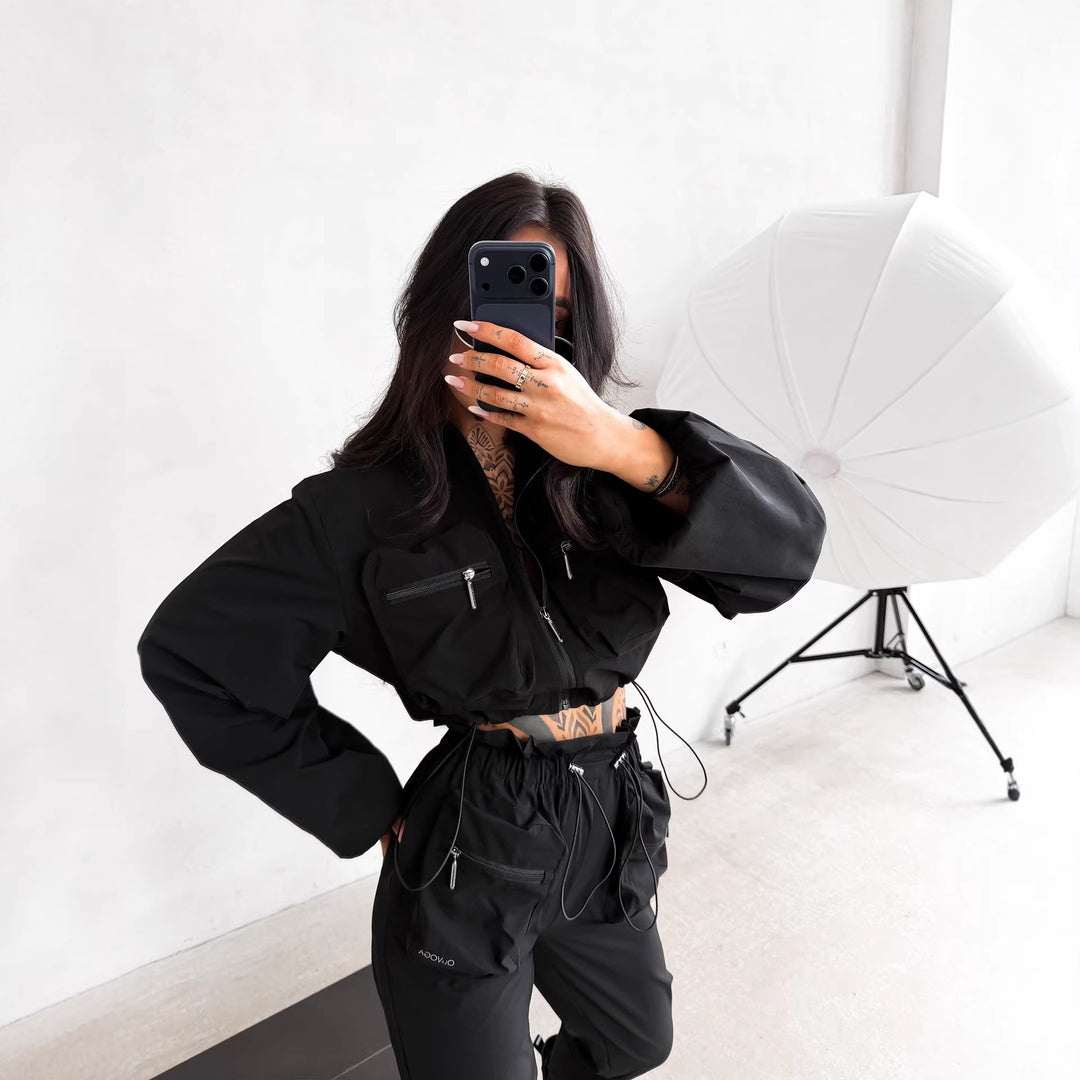 Kvinnelig urban sport loungewear-sett med stilfullt croppet topp og elastiske bukser Skjora