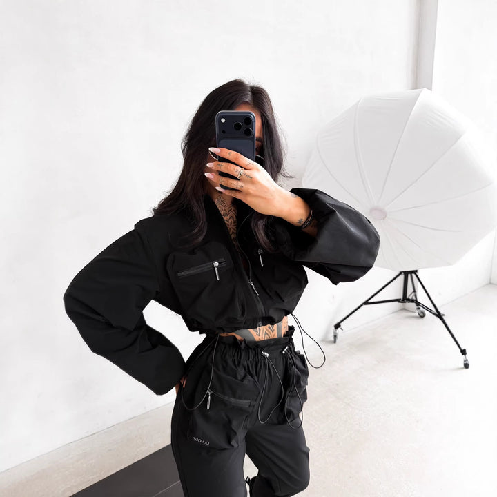 Kvinnelig urban sport loungewear-sett med stilfullt croppet topp og elastiske bukser Skjora