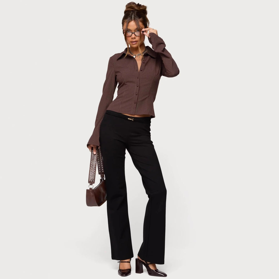 Dame ribbet-utseende bluse med elegant krage og smal passform Skjora