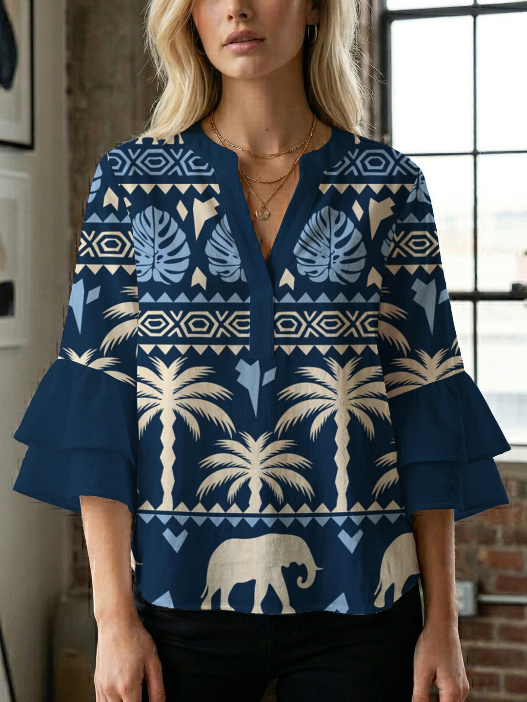 Dame bluse med voluminøse rysjermer og moderne motiv Skjora
