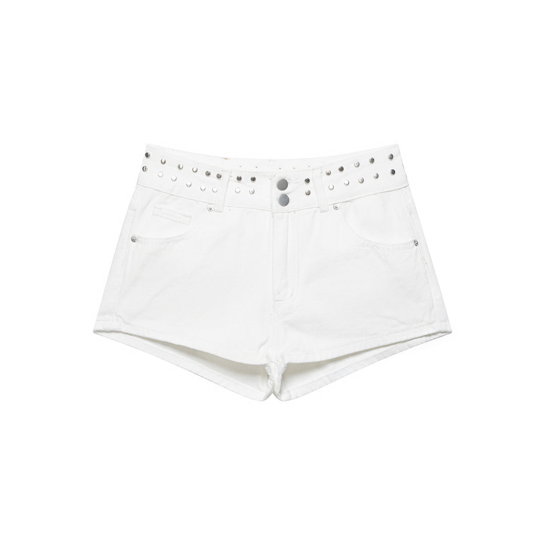 Dame moteriktig denimshorts med dekorativ naglebånd Skjora