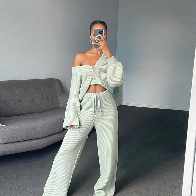 Kvinnens strikkede lounge sett med cropped topp og vide bukser Skjora