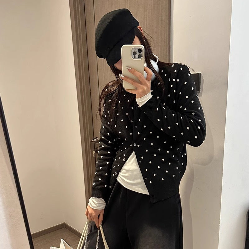 Kvinne cardigan med moderne prikker og fin knappestolpe