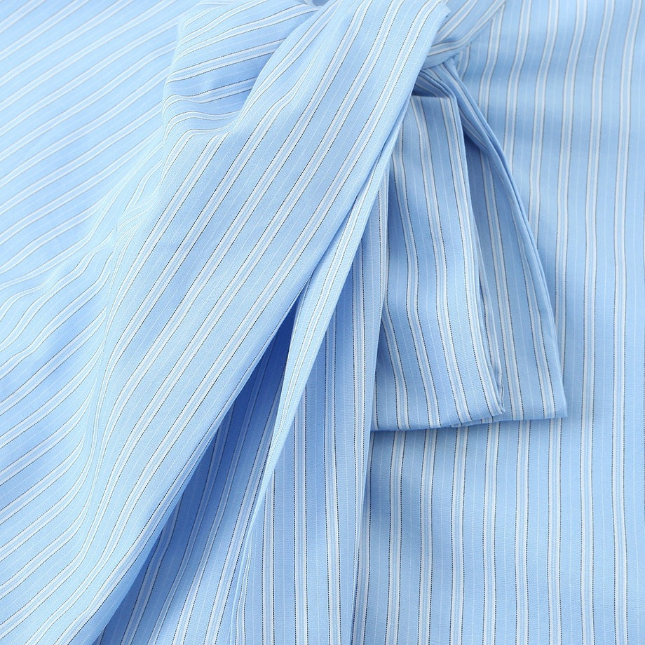 Damer skjorte med dekorativ sløyfe og elegant stripeutseende Skjora