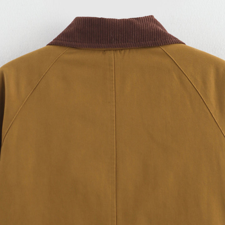 Kvinnes fashion utility jacket med lappe lommer og gulrot krage Skjora