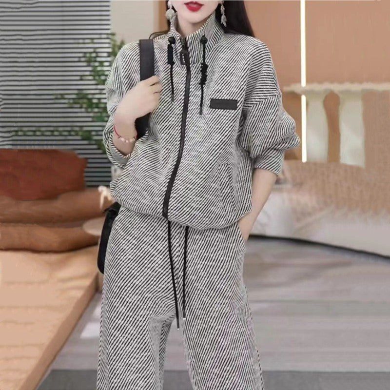 Women's comfy leisure set with practical zip and high collar Skjora
