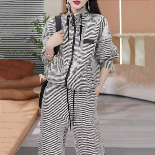 Women's comfy leisure set with practical zip and high collar Skjora