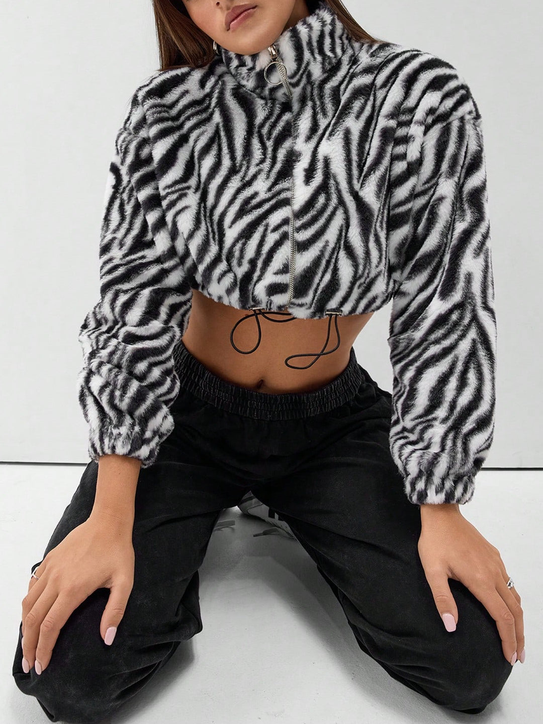 Dame cropped Fleece-jakke med moderne zebra-design og elastiske mansjetter Skjora