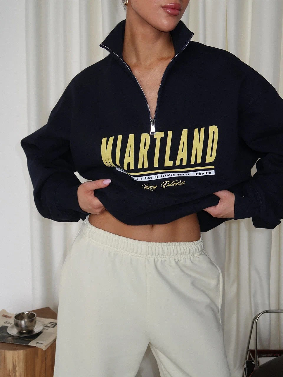 Kvinnelig sporty zip genser med oversized passform og kreativt trykk Skjora