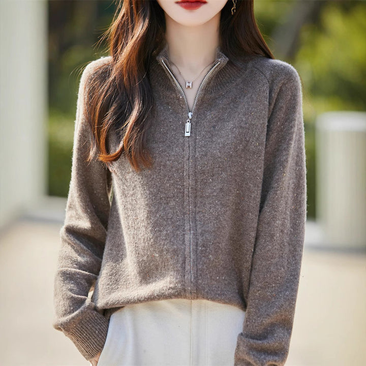 Dame cardigan med høyhalset glidelås og koselig materiale Skjora