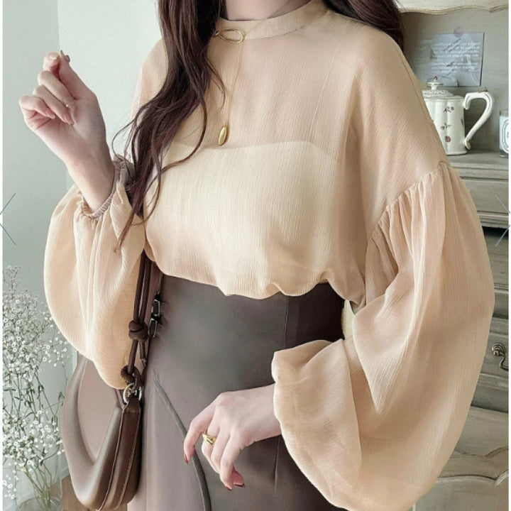 Kvinne elegant bluse med voluminøse ermer og en tidløs rund hals Skjora