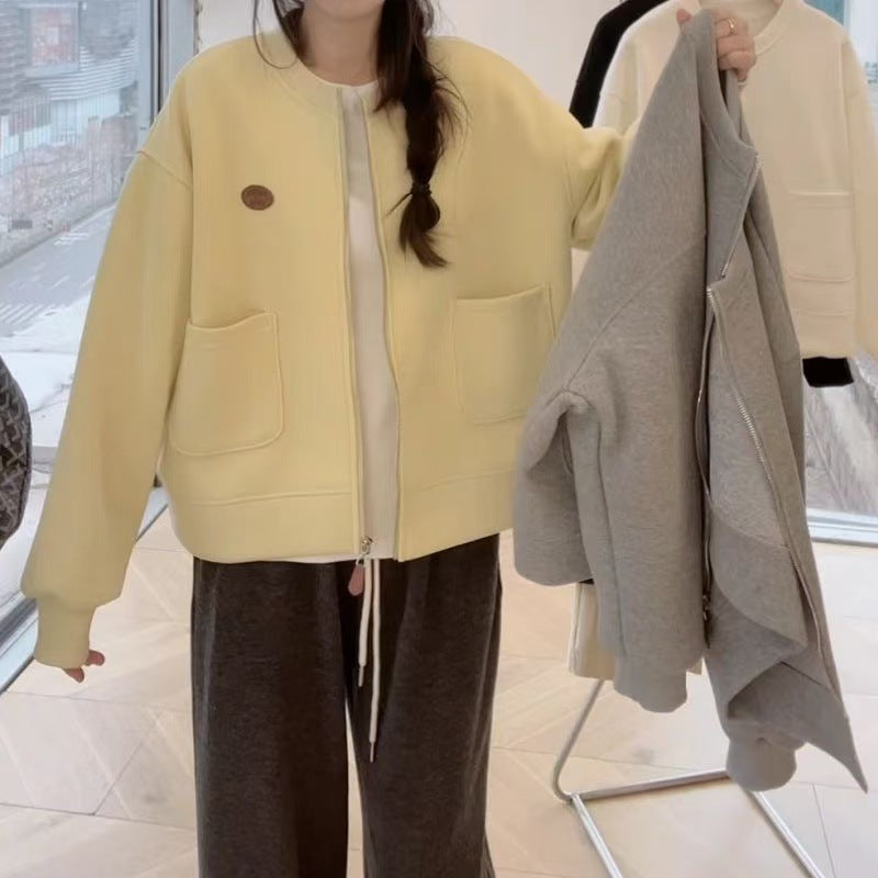 Kvinnens oversized sweatshirtjakke med praktiske lommer og moderne design Skjora