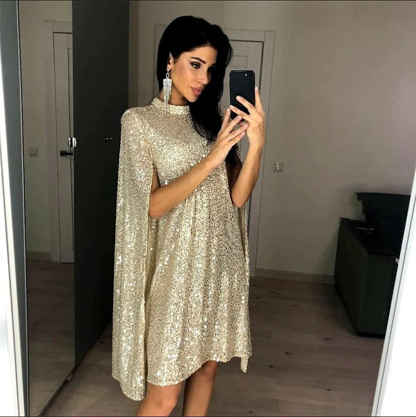 Kvinnens elegante glitrende kveldskjole med en bred skjæring og funklende utseende
