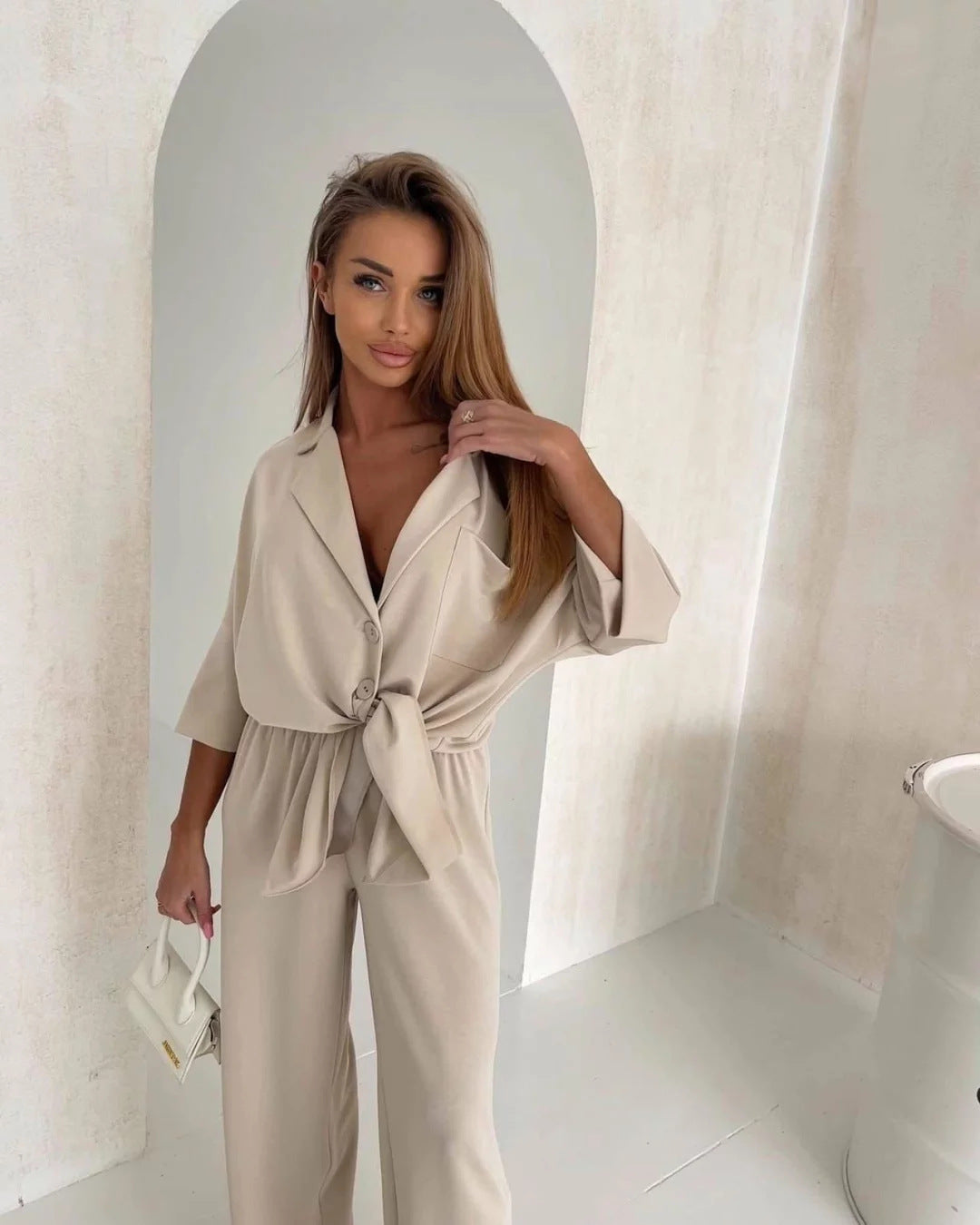 Kvinnens casual jumpsuit med belte og vide ben