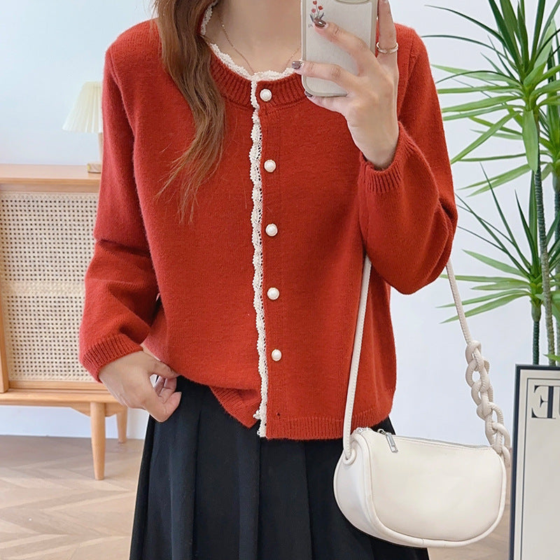Kvinne cardigan med blonder og vakre perleknapper Skjora