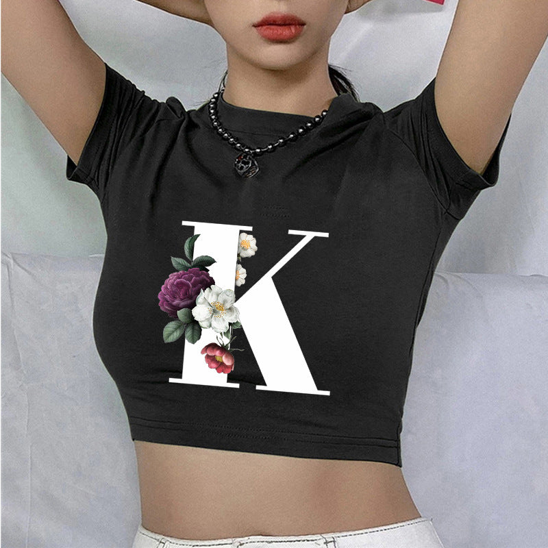 Dame cropped T-skjorte med blomstrede initialdesign Skjora