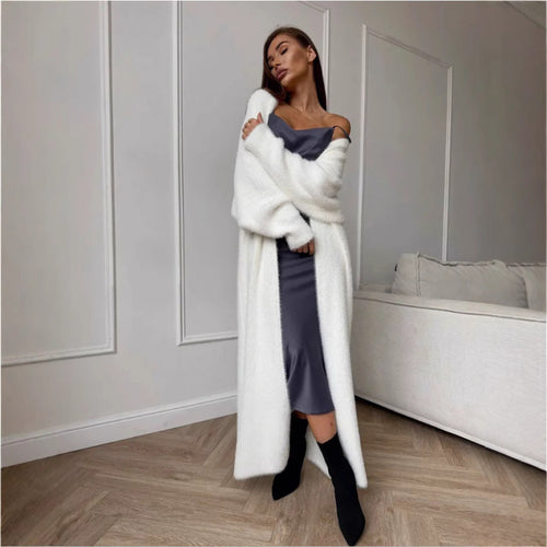 Kvinnes Fuzzy Lang Strikket Kåpe med Elegant Snitt og Løse Ermer Skjora