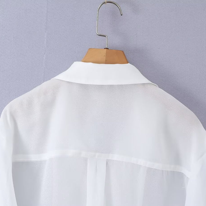 Damebluse i luftig mikrofiber med elegant krage og knappestolpe Skjora