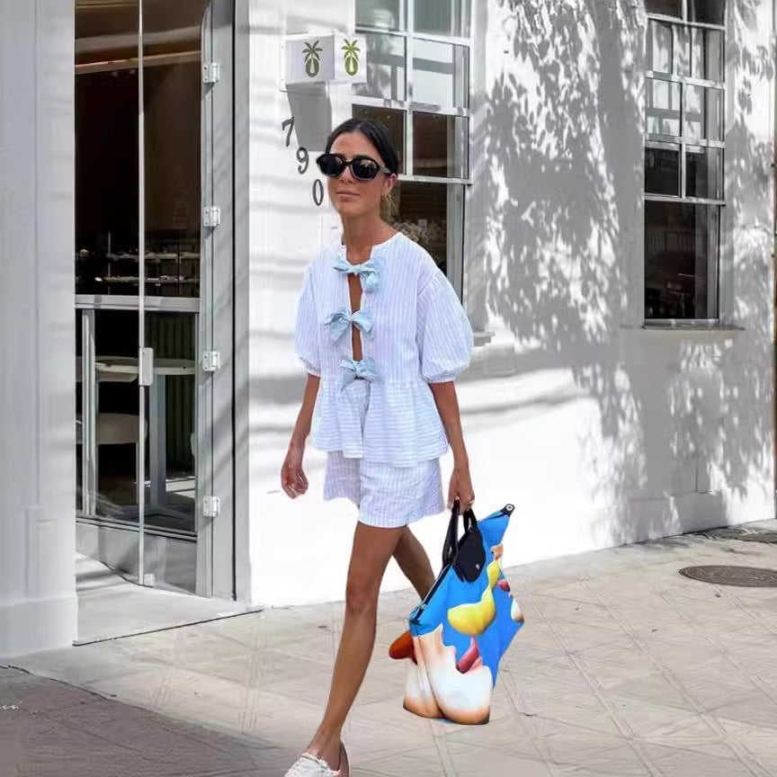 Kvinnenes fritidssett med stripete topp og shorts i en avslappet snitt