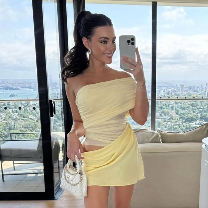 Kvinnes Off-Shoulder Mini Kjole med Figur-Omfavnende Volangdesign og Asymmetrisk Kant