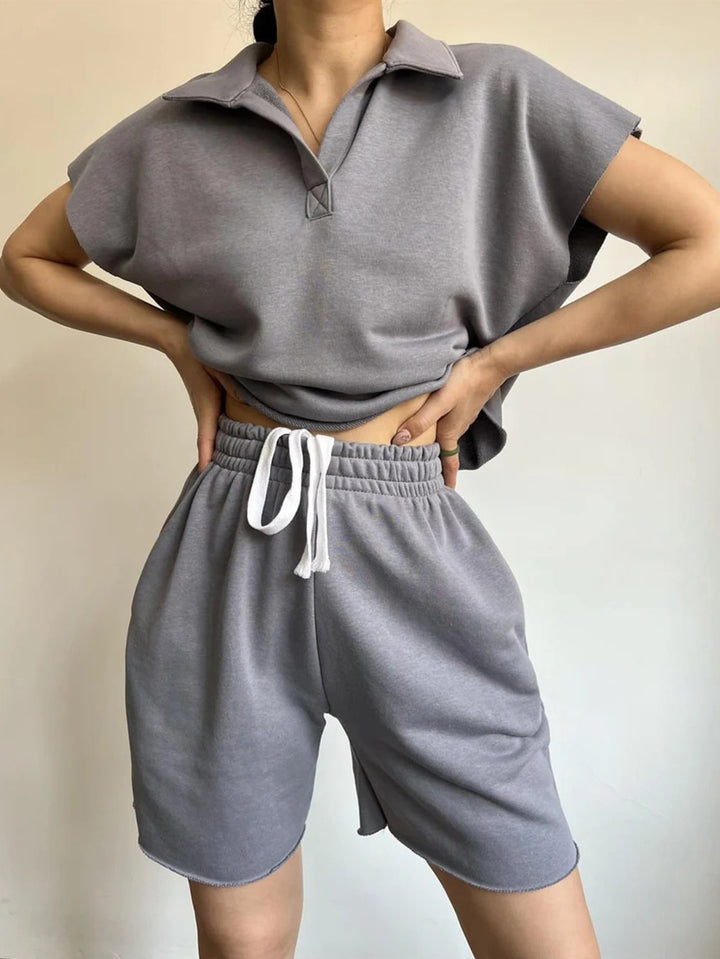 Kvinnenes casual fritidsdrakt med høy krage og elastiske shorts Skjora