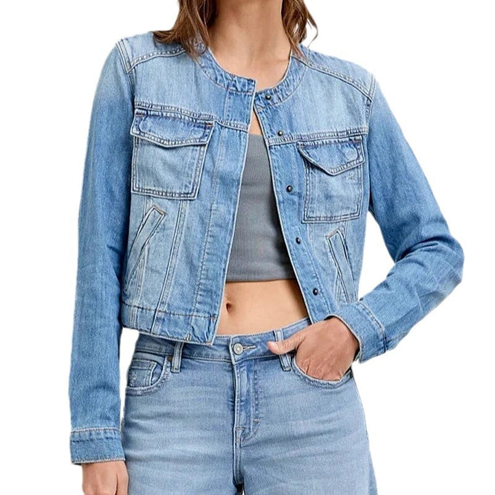 Kvinne denimjakke i en avslappet kort modell med praktiske lommer og knappdetaljer Skjora