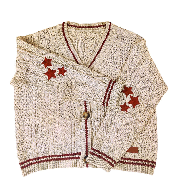 Kvinnens chunky strikket cardigan med moderne kabelmønster og elegante knappedetaljer Skjora
