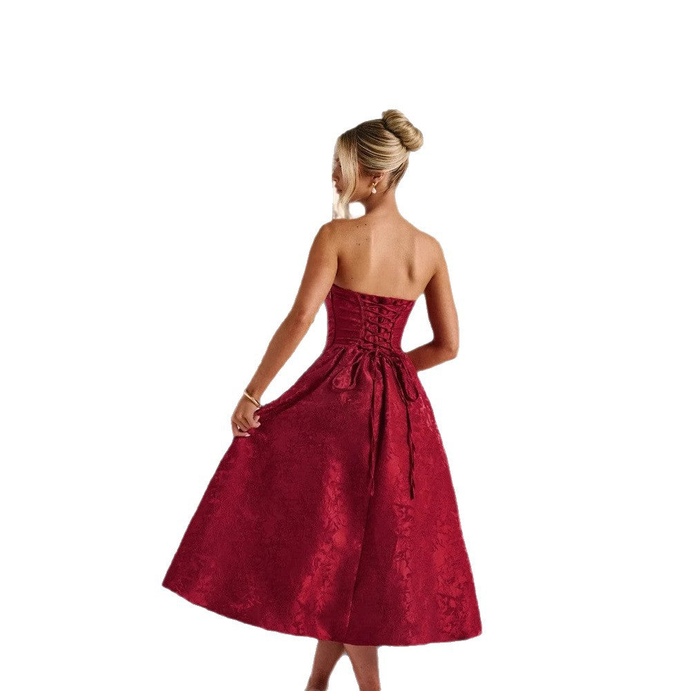 Dame cocktailkjole med elegant bustier-top og utsvingt skjørt
