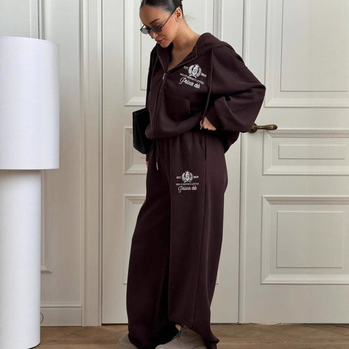 Dame avslappet sportsett med cropped hettejakke og brede joggebukser Skjora