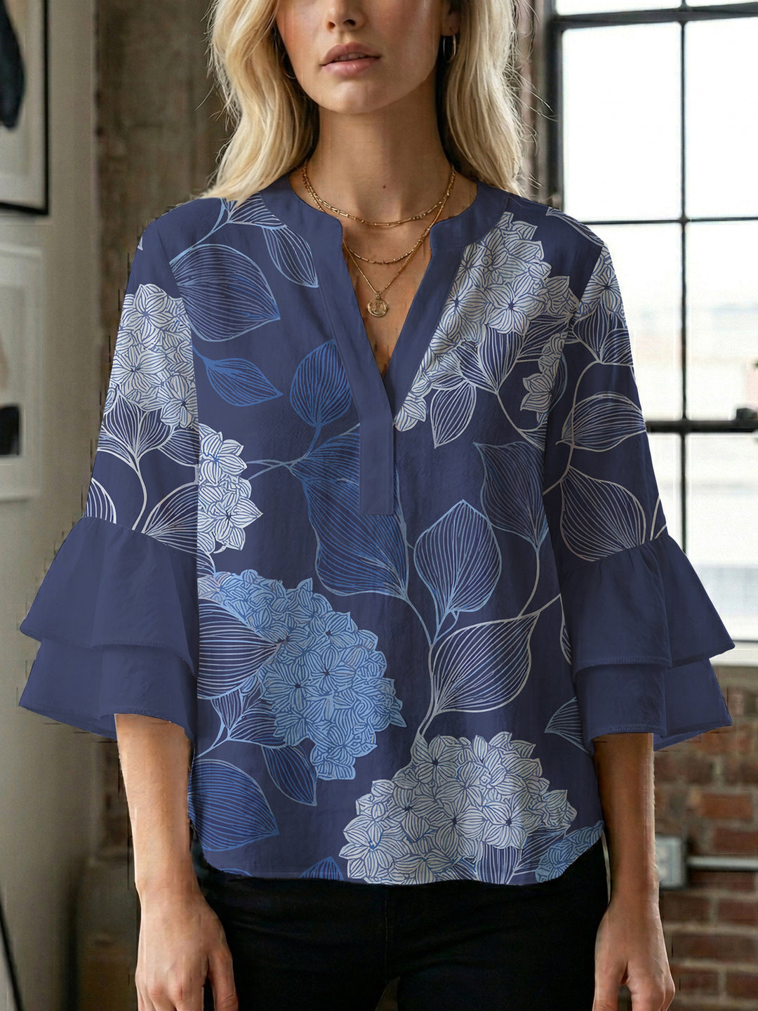 Damebluse med voluminøse ermer og blomsterdesign Skjora